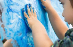 2-year olds´ classroom – painting on a mirror